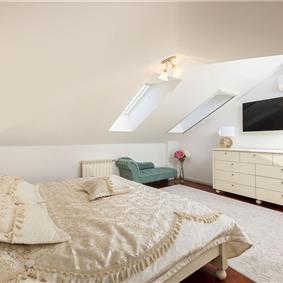 5 bedroom beachfront villa with pool on Ciova Island, Trogir, sleeps 12